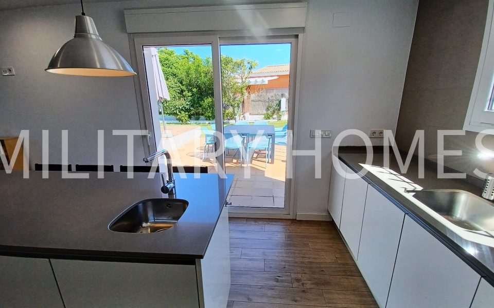 Amazing Detached Home 4 Bedrooms, 2 bathrooms 2