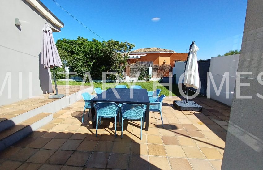 Amazing Detached Home 4 Bedrooms, 2 bathrooms 4
