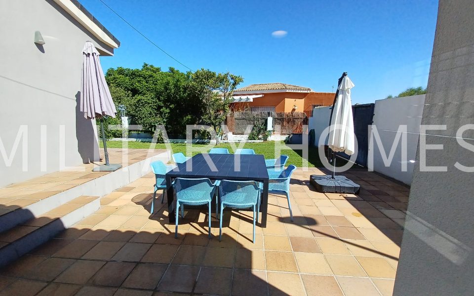 Amazing Detached Home 4 Bedrooms, 2 bathrooms 4